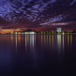Photo encadrée d’un coucher de soleil sur la baie de l’Anse-Vata à Nouméa, par BFO Photographie