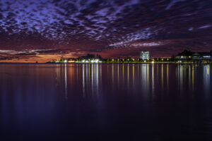 Photo encadrée d’un coucher de soleil sur la baie de l’Anse-Vata à Nouméa, par BFO Photographie