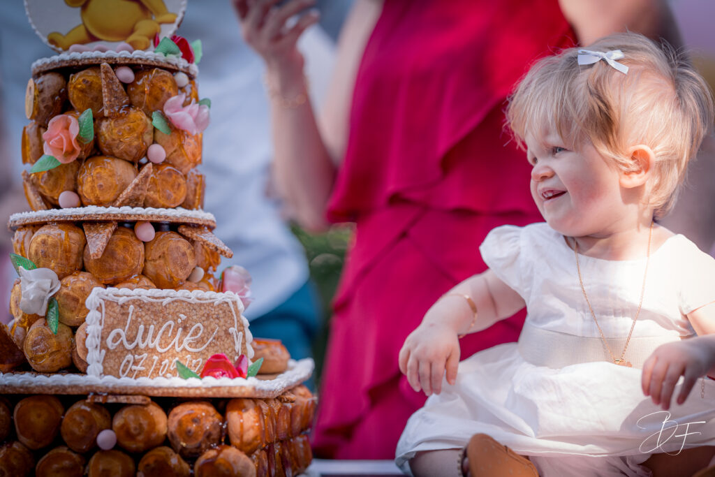 Gâteau de baptême présenté dans un cadre photo élégant en Nouvelle-Calédonie, photographié par BFO Photographie