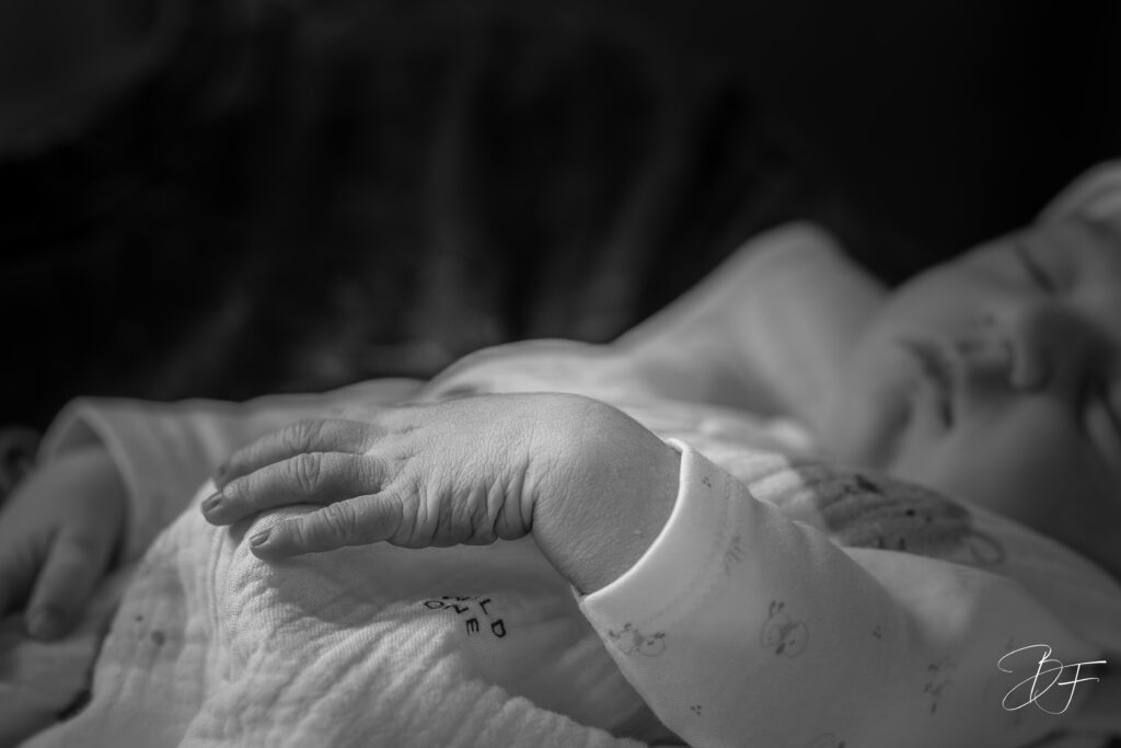 Bébé nouveau-né photographié dans un cadre doux et élégant en Nouvelle-Calédonie par BFO Photographie