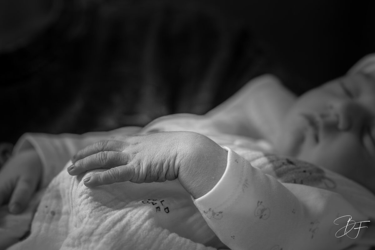 Bébé nouveau-né photographié dans un cadre doux et élégant en Nouvelle-Calédonie par BFO Photographie