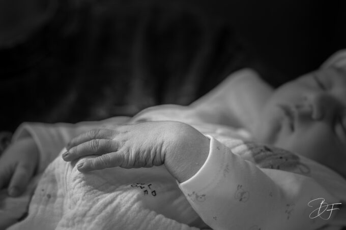 Bébé nouveau-né photographié dans un cadre doux et élégant en Nouvelle-Calédonie par BFO Photographie