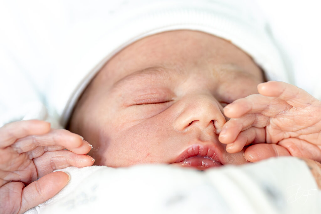 Séance photo maternité avec bébé à Nouméa en Nouvelle-Calédonie par BFO Photographie
