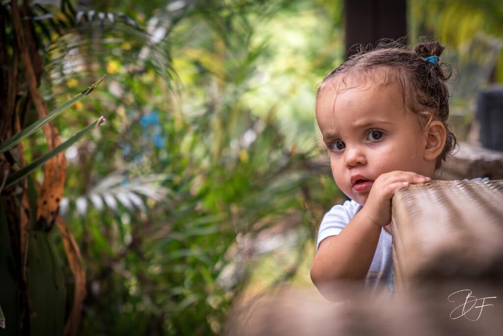 ortrait naturel d’un enfant en extérieur, photographié en lumière naturelle par BFO Photographie à Nouméa.
