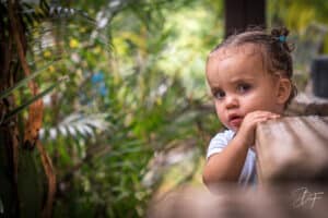 ortrait naturel d’un enfant en extérieur, photographié en lumière naturelle par BFO Photographie à Nouméa.