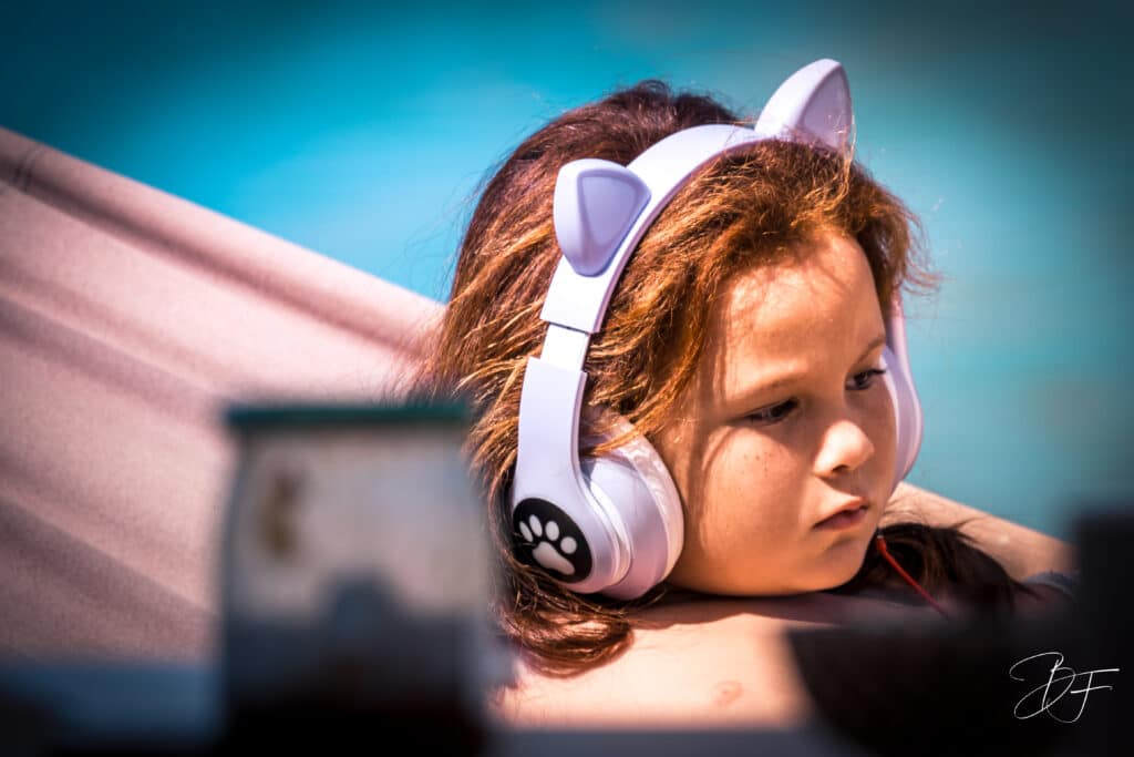 Enfant installé dans un hamac avec son casque, lors d’une séance photo artistique réalisée par BFO Photographie à Nouméa.