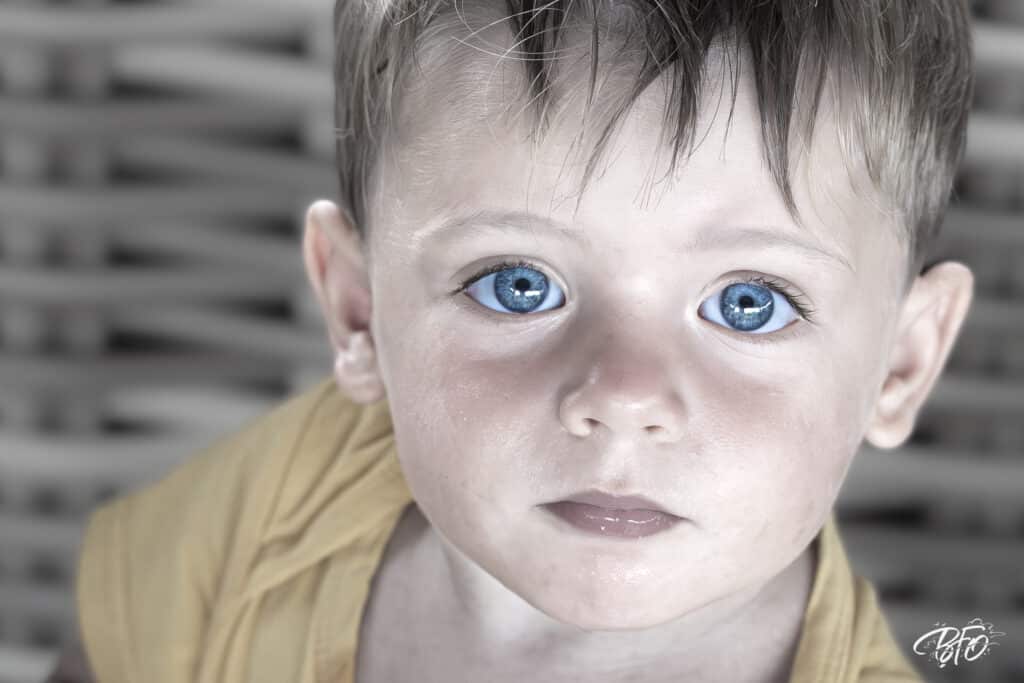Portrait rapproché d’un enfant capturant son regard et son expression naturelle, réalisé par BFO Photographie à Nouméa.