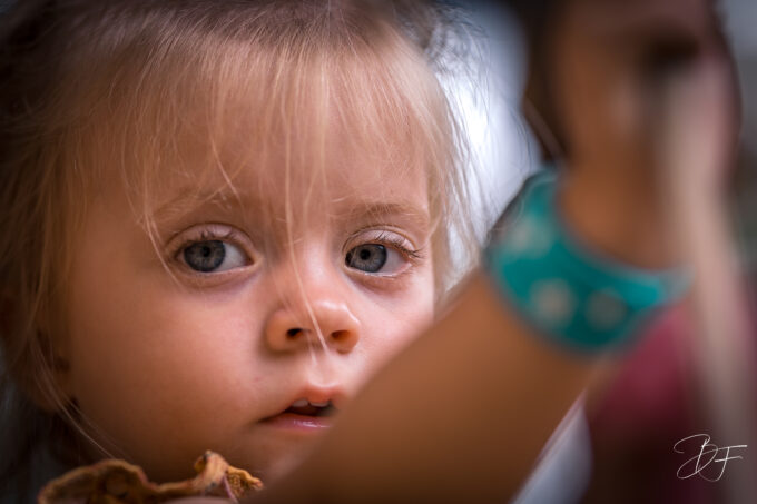 Portrait naturel d’un enfant lors d’une séance photo à Nouméa, réalisé par BFO Photographie