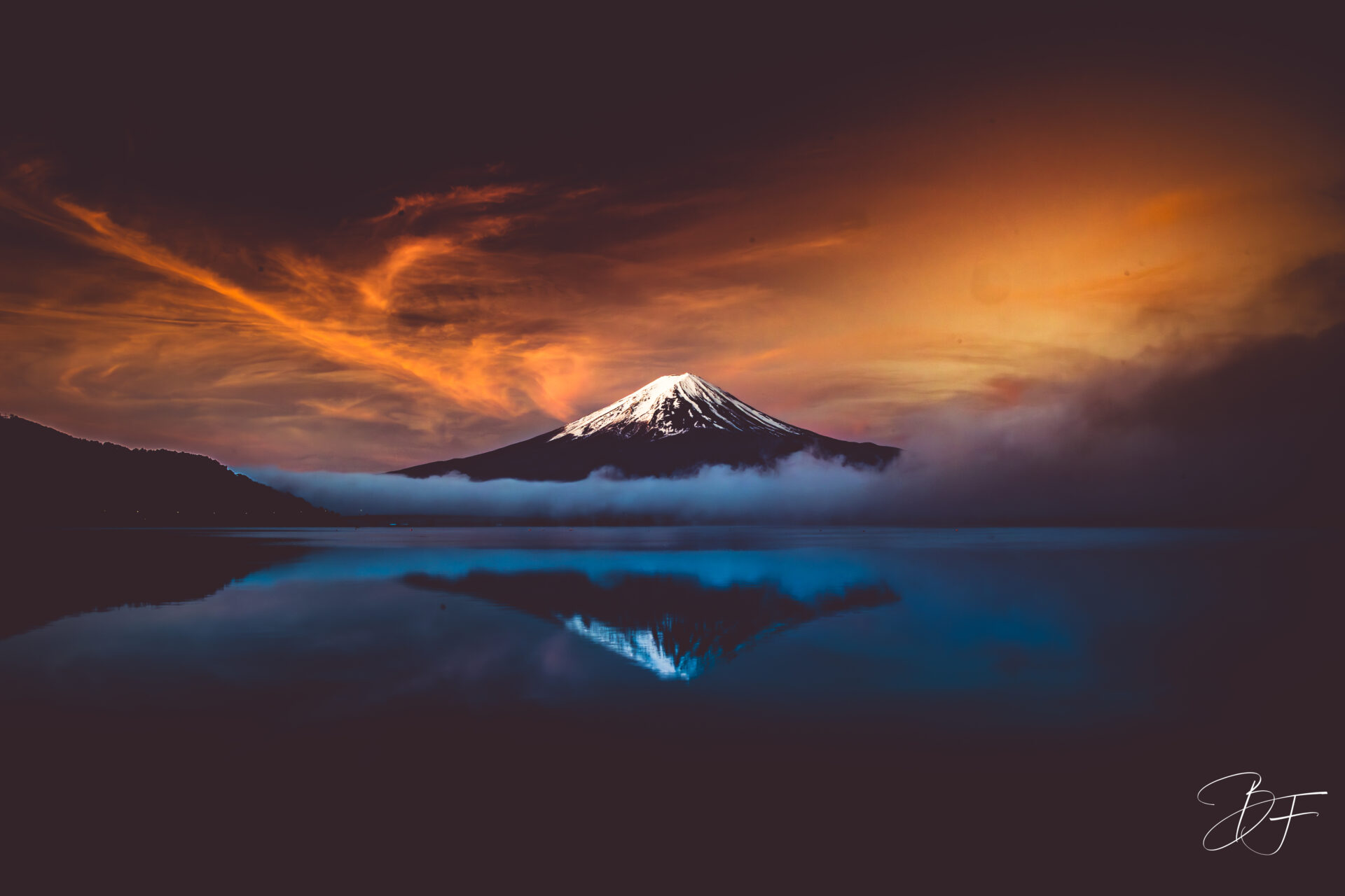 Tableau photographique représentant le mont Fuji au cœur d’un paysage naturel japonais