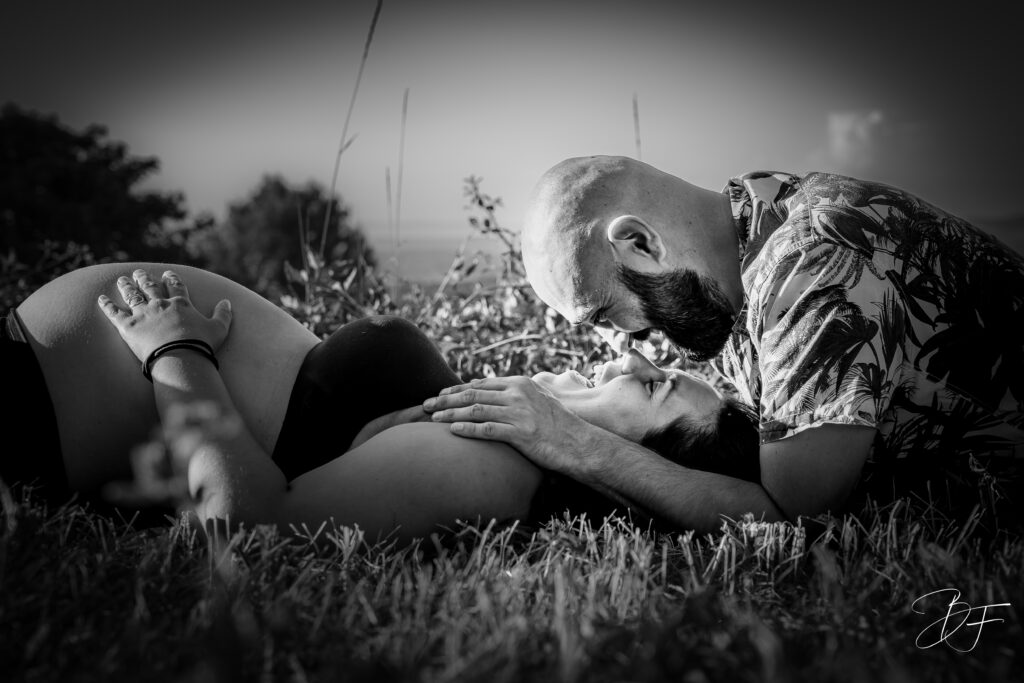 Portrait d’un couple lors d’une séance photo grossesse à Nouméa