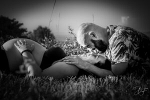 Portrait d’un couple lors d’une séance photo grossesse à Nouméa