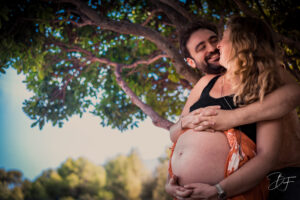Portrait artistique d’un couple attendant un bébé à Nouméa