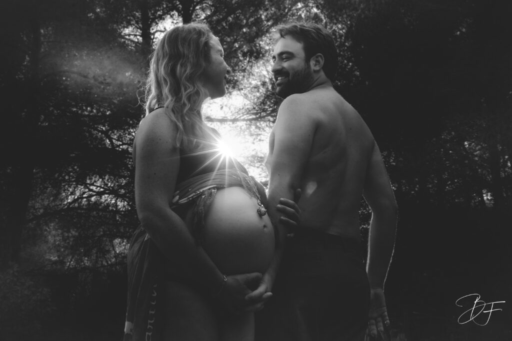 Moment romantique d’un couple lors d’un shooting grossesse à Nouméa