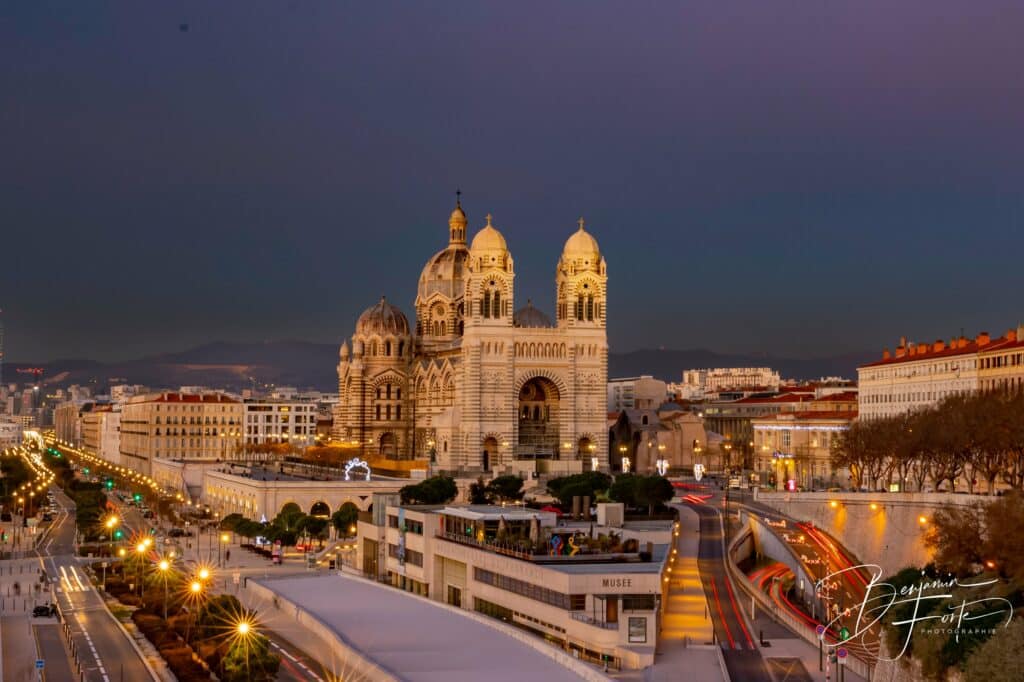 La cathédrale de la Major illuminée à la tombée de la nuit, à Marseille, par BFO Photographie
