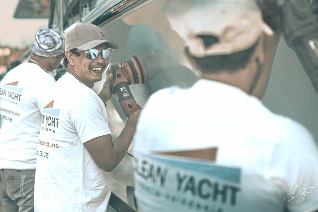 Membres de l'équipe Clean Yacht en tee-shirts blancs, souriants sur le chantier, reportage d'entreprise par BFO Photographie
