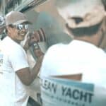 Membres de l'équipe Clean Yacht en tee-shirts blancs, souriants sur le chantier, reportage d'entreprise par BFO Photographie