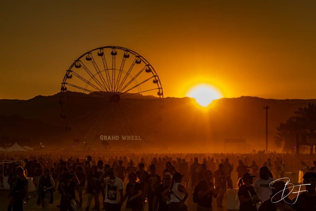 Silhouette d'une grande roue et de la foule d'un festival au coucher du soleil, par BFO Photographie