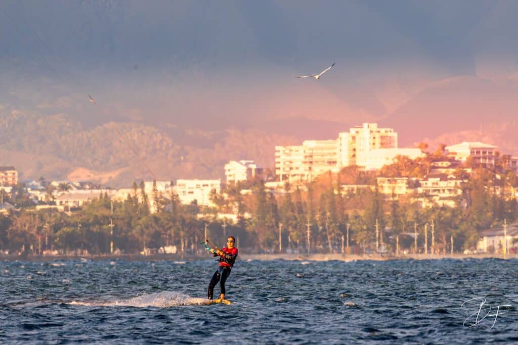Kitesurfeur devant les immeubles de Nouméa en fin de journée, lumière rasante, par BFO Photographie