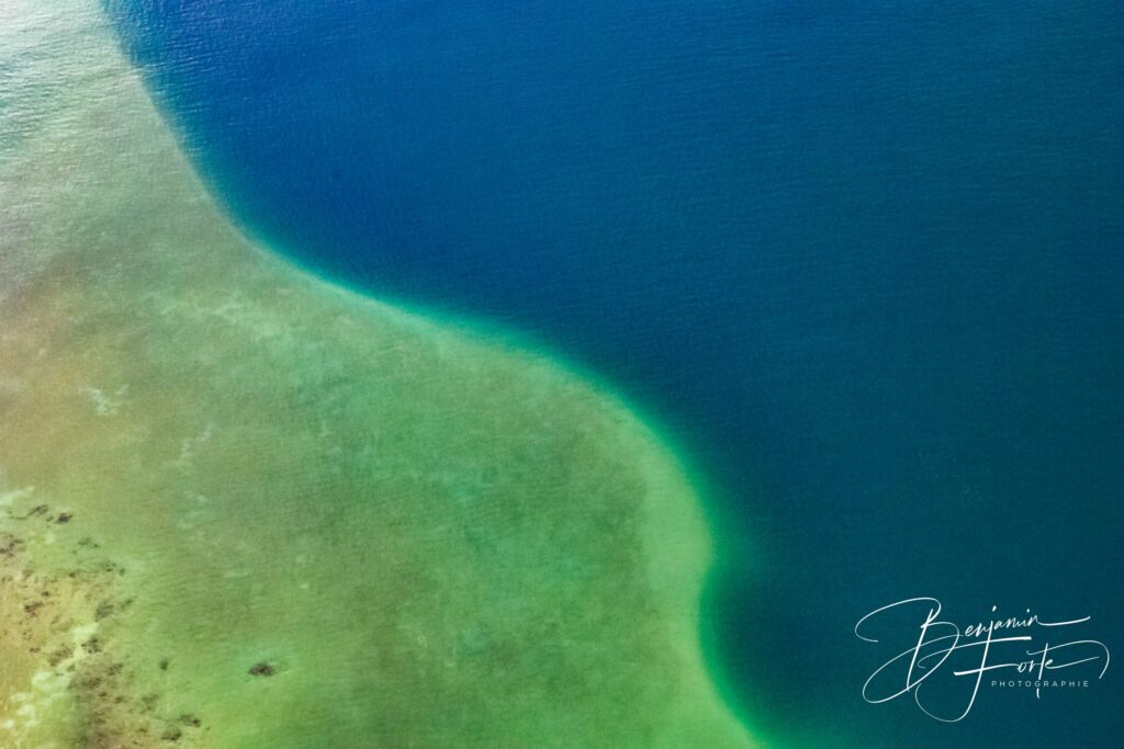 Vue aérienne abstraite de la limite entre le sable et l'eau profonde du lagon de Nouvelle-Calédonie, par BFO Photographie
