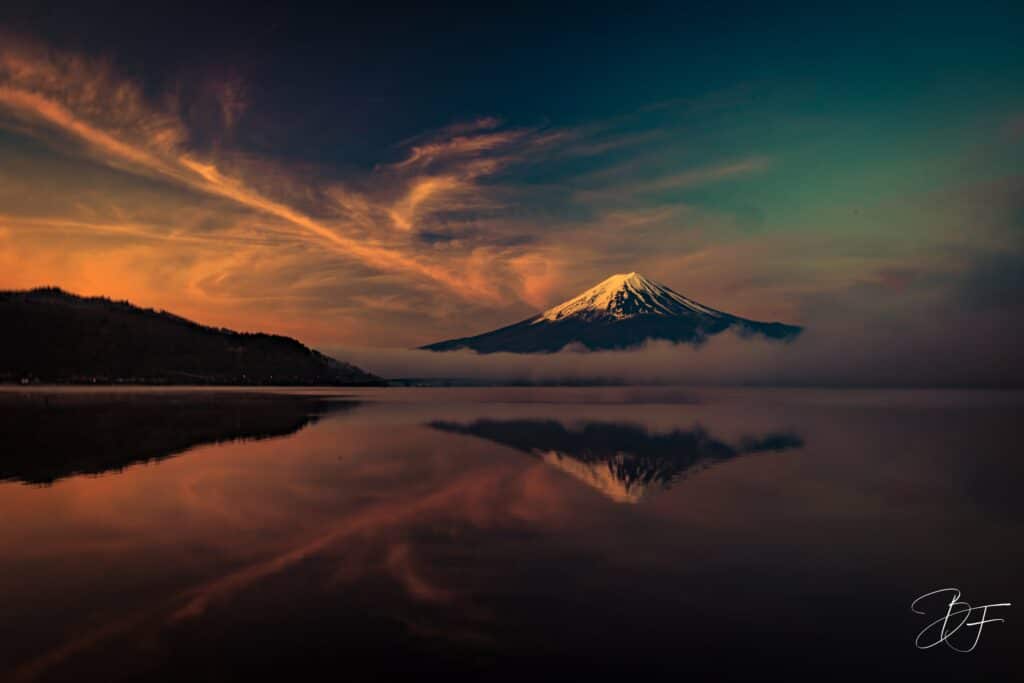 Le mont Fuji sous un ciel embrasé au coucher du soleil, reflété dans un lac, tableau paysage par BFO Photographie