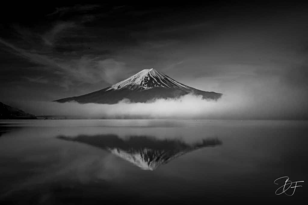 Le mont Fuji et son reflet dans un lac, paysage en noir et blanc par BFO Photographie