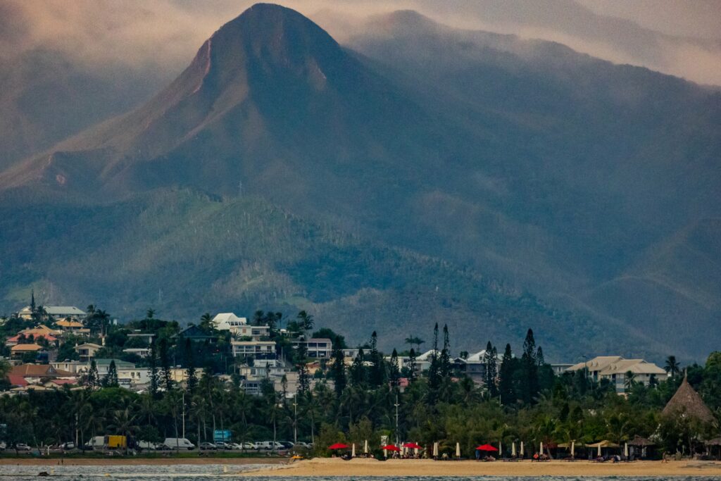 Montagne boisée dominant un quartier de bord de mer à Nouméa, par BFO Photographie