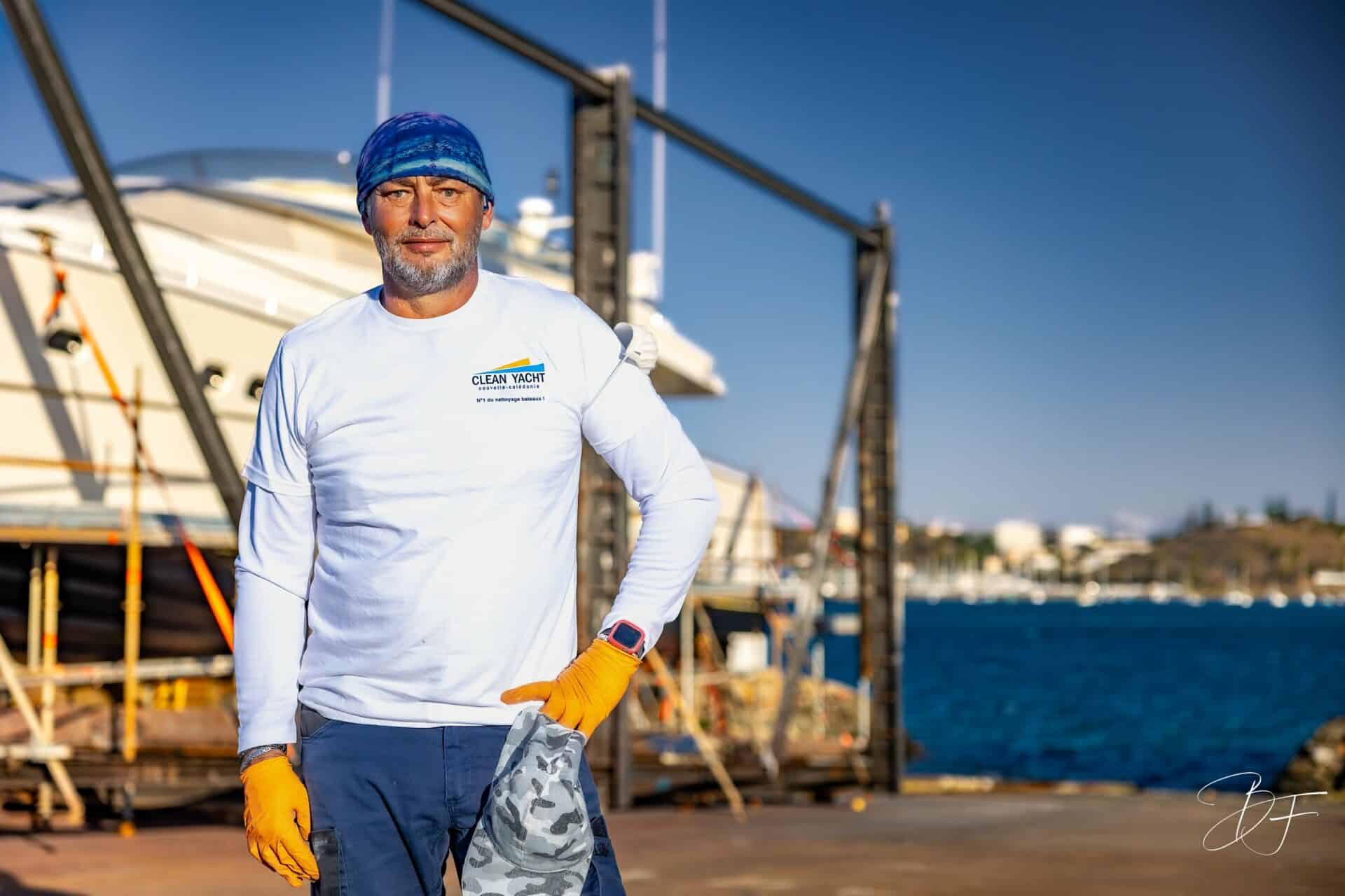 Portrait en pied d'un technicien de Clean Yacht devant les bateaux au chantier naval, par BFO Photographie