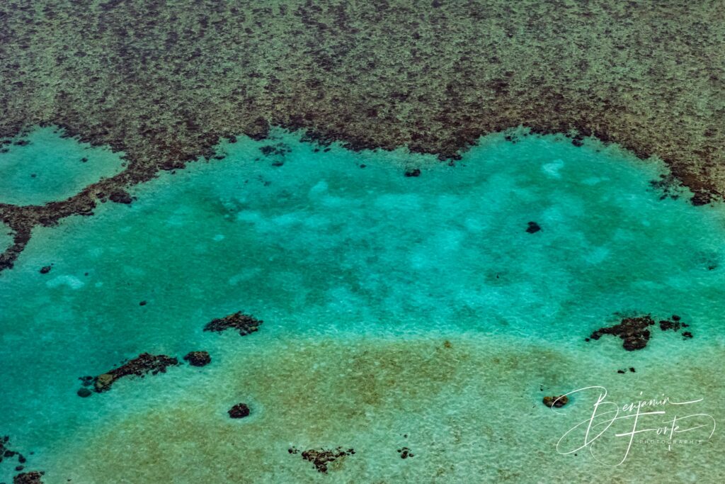 Vue aérienne d'un récif corallien et des eaux turquoise du lagon de Nouvelle-Calédonie, par BFO Photographie