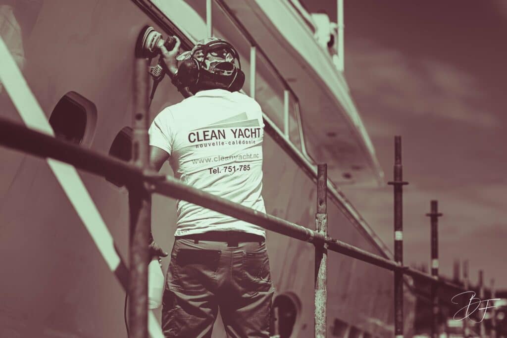Technicien Clean Yacht vu de dos sur la passerelle d'un bateau, photo monochrome par BFO Photographie