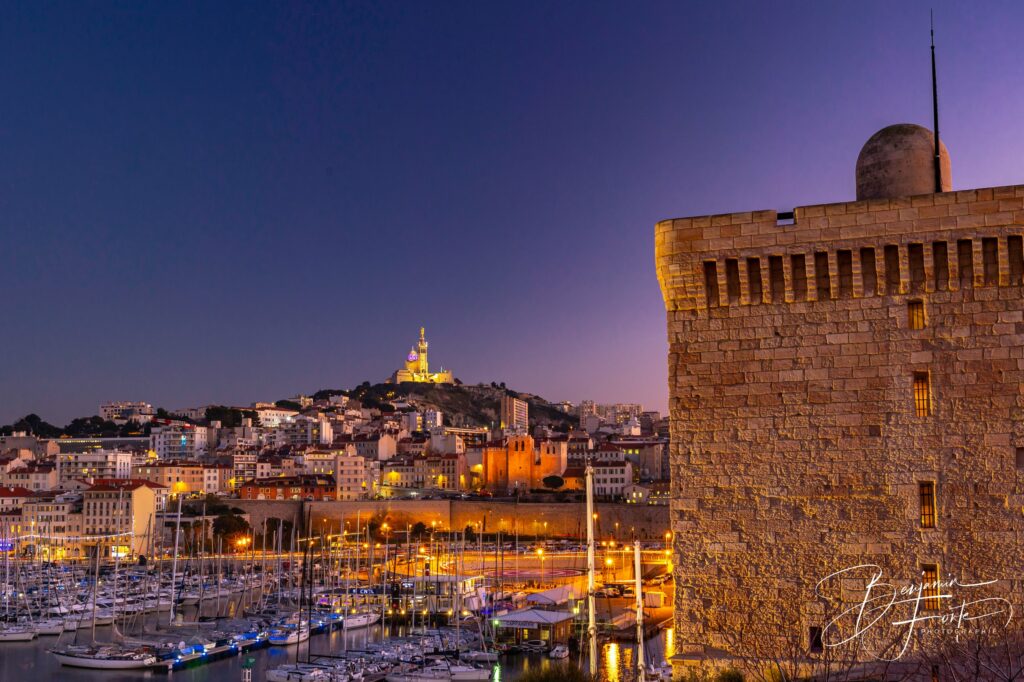 Le Vieux-Port de Marseille de nuit, Notre-Dame-de-la-Garde sur la colline et le fort Saint-Jean, par BFO Photographie