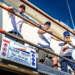 Équipe de Clean Yacht sur l’échafaudage d’un yacht en chantier naval à Nouméa, reportage d’entreprise par BFO Photographie