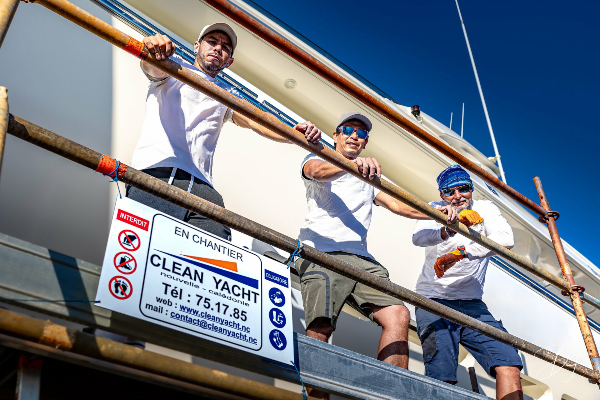Équipe de Clean Yacht sur l’échafaudage d’un yacht en chantier naval à Nouméa, reportage d’entreprise par BFO Photographie