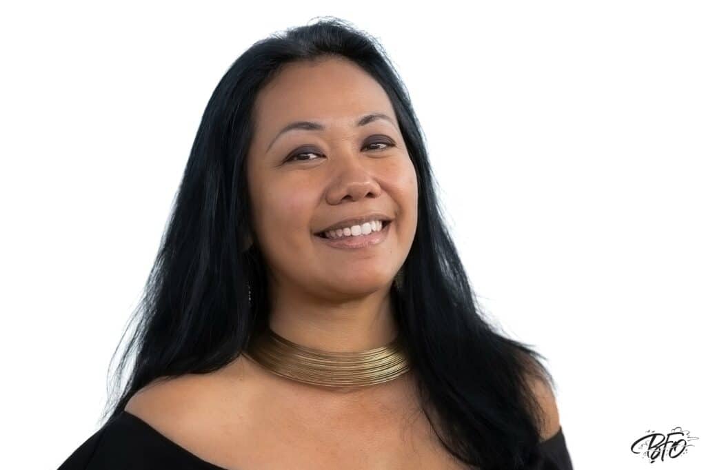 Portrait d'Erika Soutart, présidente de l'association Kumpulan Anak Niaoulis PAÏTA, souriante sur fond blanc, par BFO Photographie
